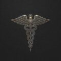 Caduceo dorado con alas y serpientes entrelazadas, lineas de circuito azules sobre fondo oscuro. Avatar del autor Hermes de IAntena.